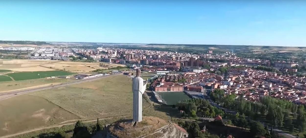 Vista de uma cidade do topo de uma colina

O conte&uacute;do gerado por IA pode estar incorreto.