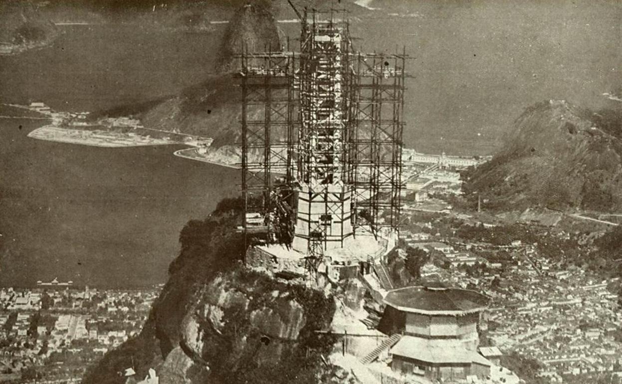 Foto en blanco y negro de un tanque de guerra  El contenido generado por IA puede ser incorrecto.